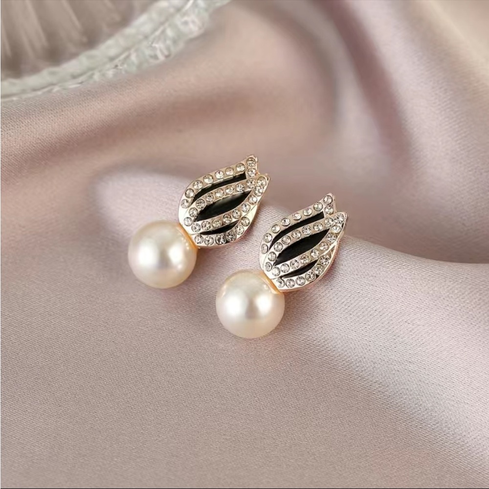 BRAND NEW SUPER CLASSY 1 Pair Luxury Trendy Pearl Earrings with rhinestones